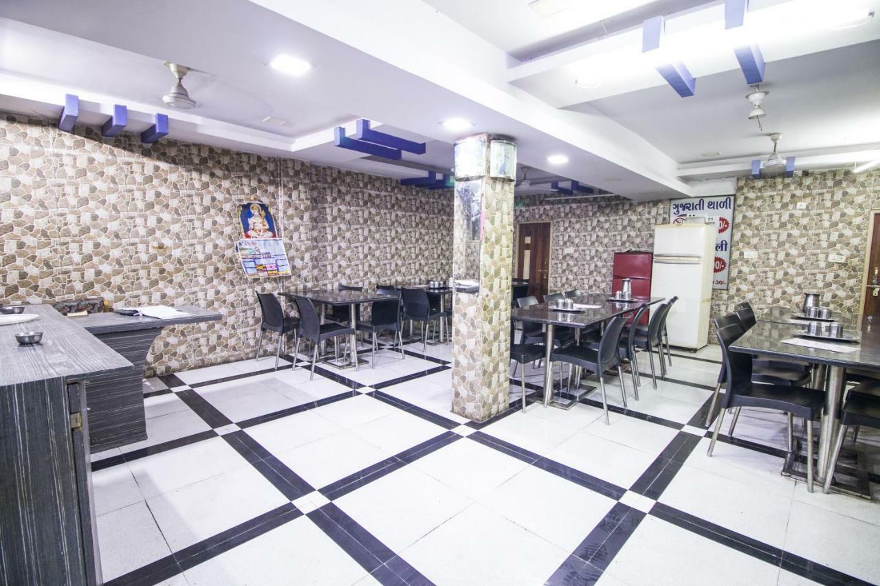 Hotel Gujarat Palace Ujjain Exterior photo
