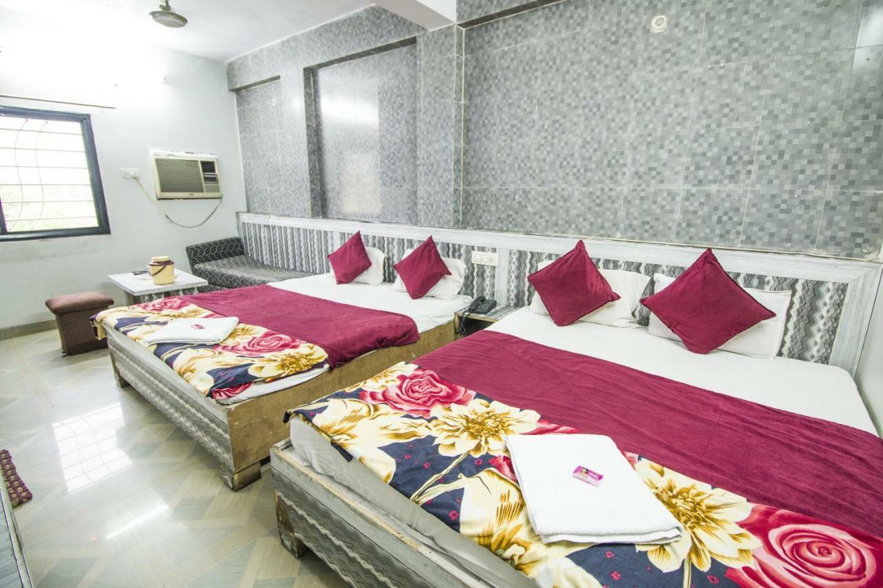 Hotel Gujarat Palace Ujjain Exterior photo